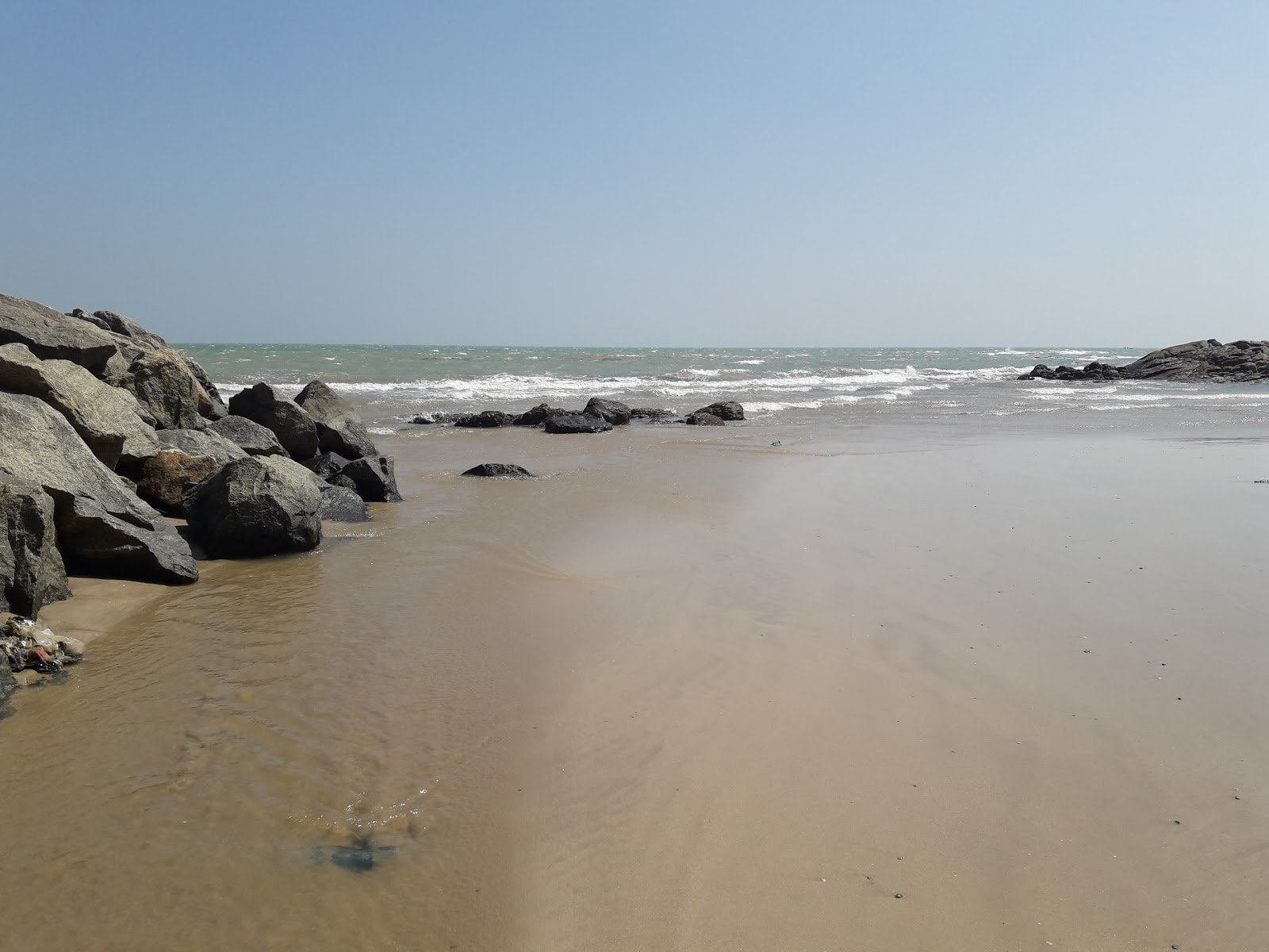 Foto von Leepuram Beach und die siedlung