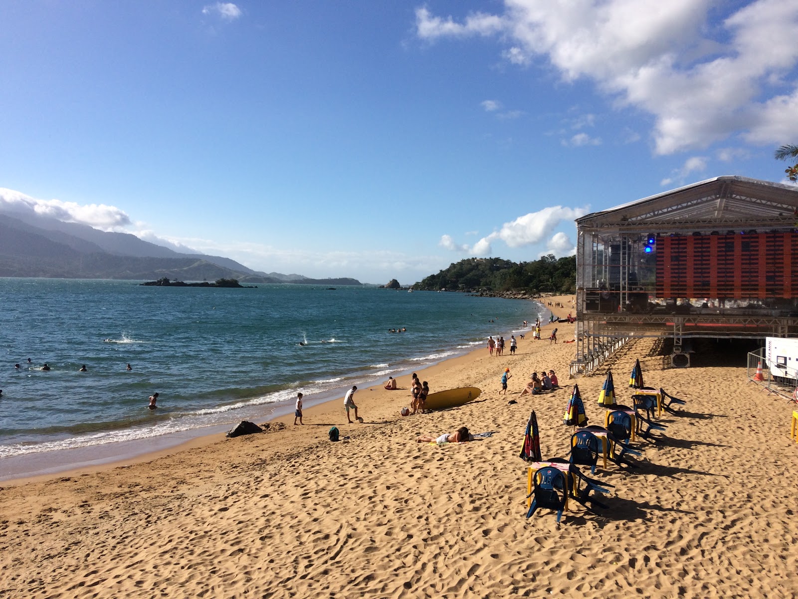 Zdjęcie Praia Grande De Ilhabela z powierzchnią beżowy piasek