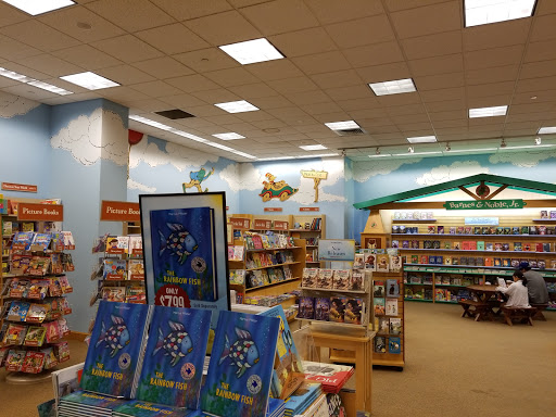 Book Store «Barnes & Noble», reviews and photos, 47 E Chicago Ave, Naperville, IL 60540, USA