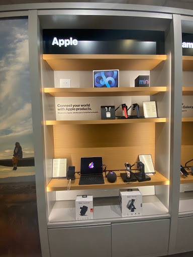 Cell Phone Store «Verizon», reviews and photos, 90-15 Queens Blvd, Elmhurst, NY 11373, USA