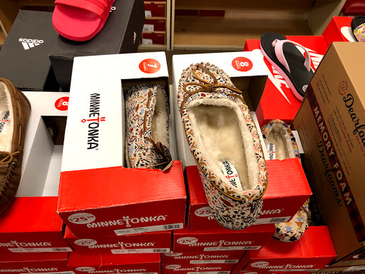 Shoe Store «Famous Footwear», reviews and photos, 40-24 College Point Blvd, Flushing, NY 11354, USA