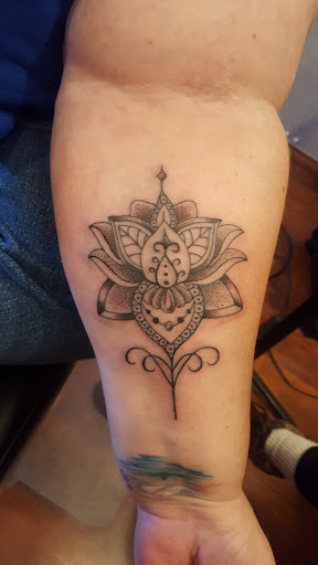 Tattoo Shop «Alter-Ego Tattoo Studio», reviews and photos, 204 Main St, Kewaskum, WI 53040, USA