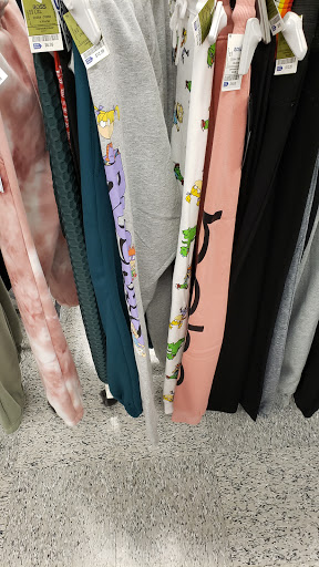 Clothing Store «Ross Dress for Less», reviews and photos, 581 Roosevelt Rd, Glen Ellyn, IL 60137, USA