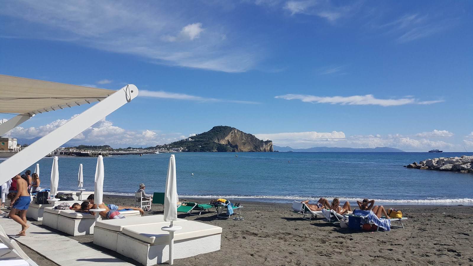 Foto von Spiaggia di Miliscola mit geräumige bucht