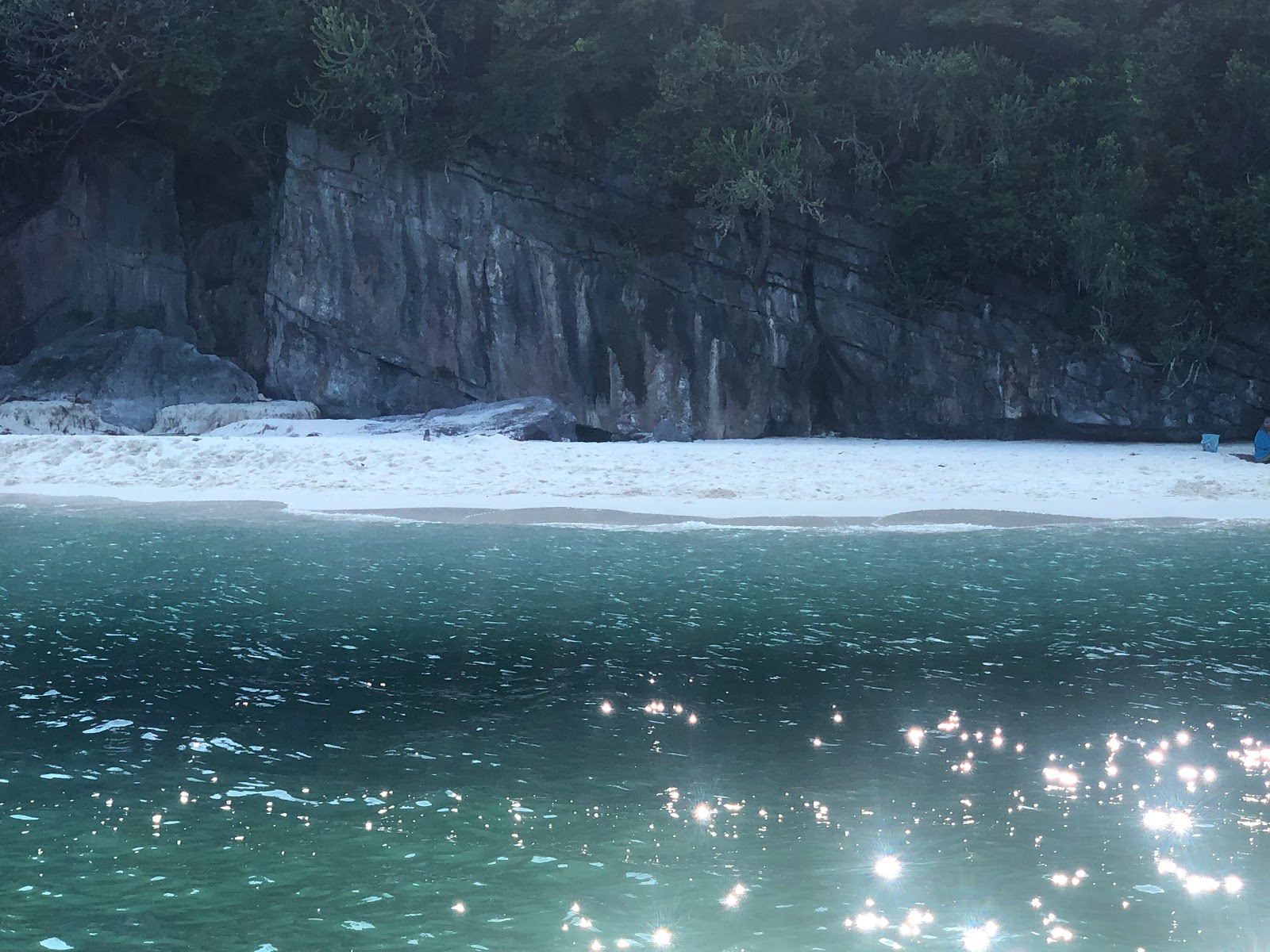 Foto von Ko Wua Kantang Beach mit beiger sand Oberfläche