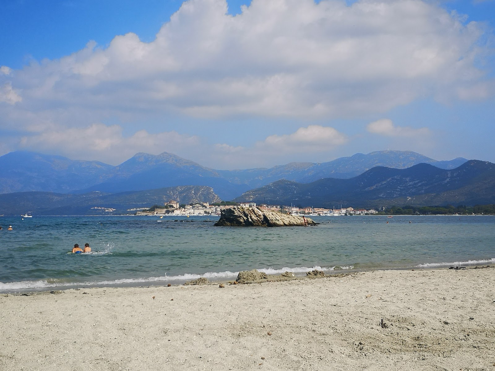 Photo de La Roya beach - endroit populaire parmi les connaisseurs de la détente