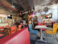 Atmosphère du Café Gas Station « la pause vintage » à Saint-Antoine-de-Ficalba - n°1