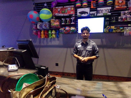 Movie Theater «Regal Cinemas West Town Mall 9», reviews and photos, 7600 Kingston Pike #1520, Knoxville, TN 37919, USA