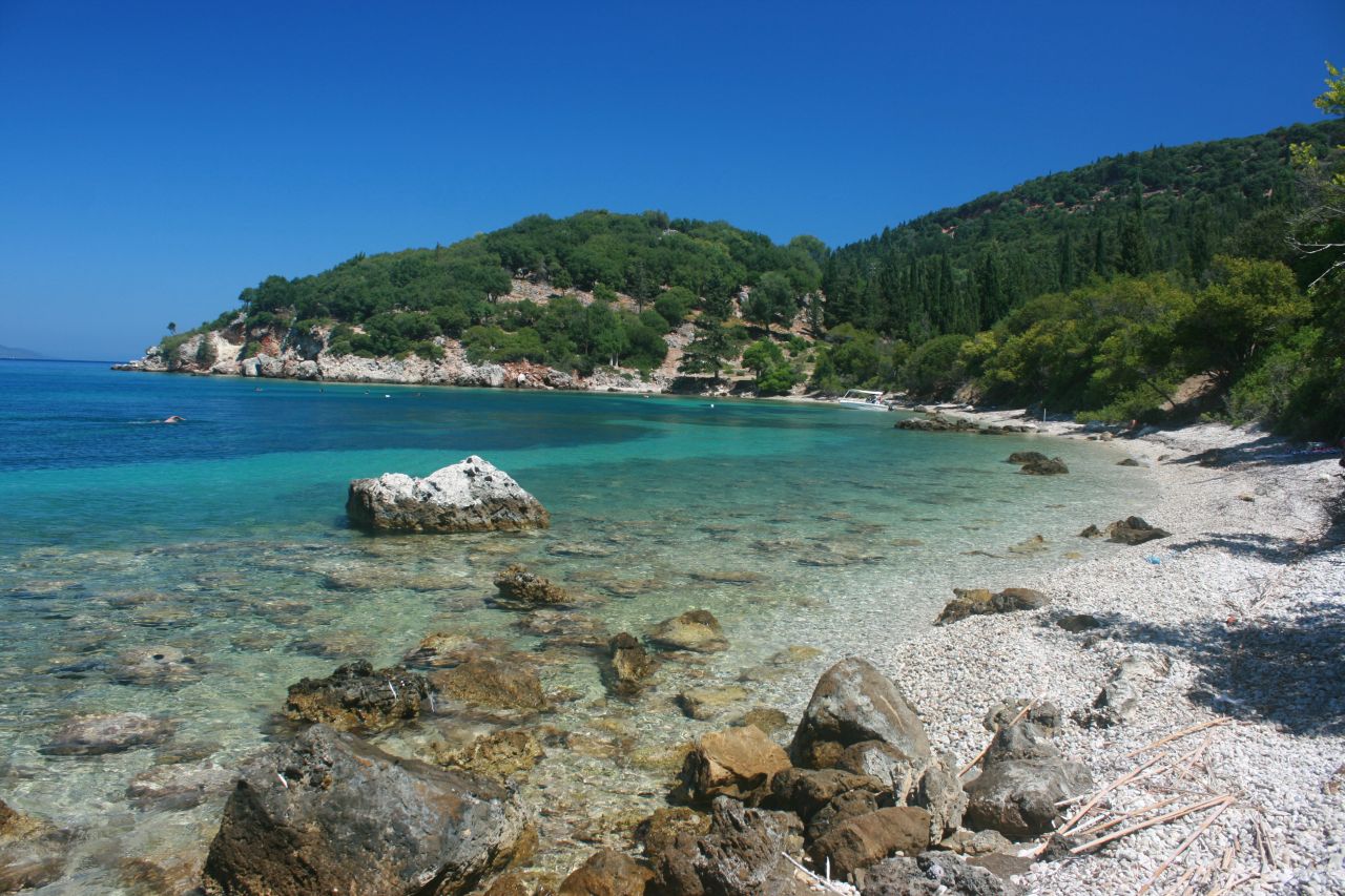 Foto di Paliouras beach con una superficie del ciottolo leggero