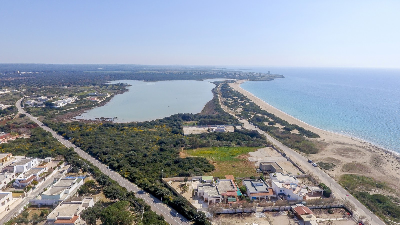 Torre Colimena beach'in fotoğrafı mavi saf su yüzey ile
