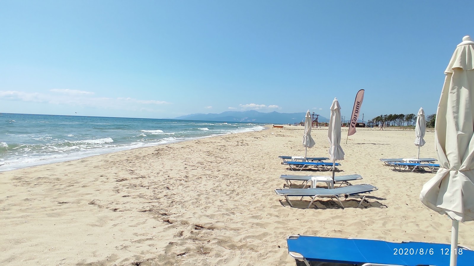 Φωτογραφία του Erasmio beach με ψιλή λευκή άμμος επιφάνεια