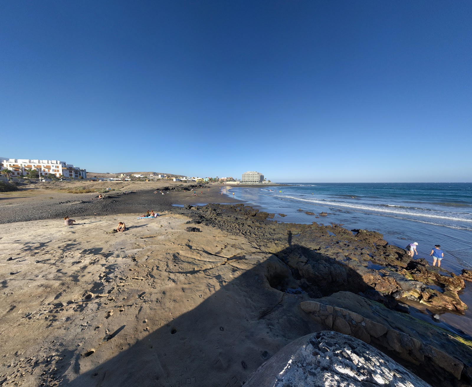 Valokuva Playa El Saladoista. pinnalla harmaa hiekka:n kanssa