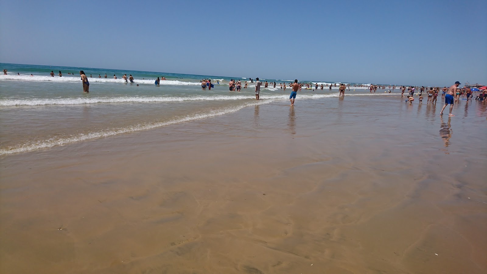 Foto von Playa de las Tres Piedras mit langer gerader strand