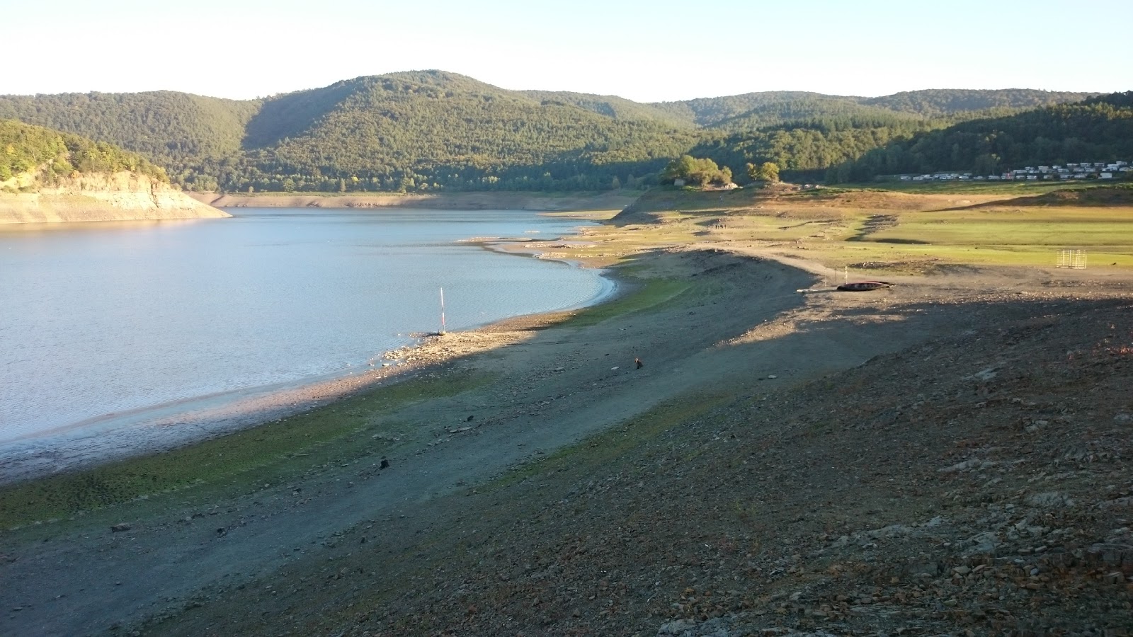 Foto de Badebuhne Edersee Bringhausen com praia espaçosa