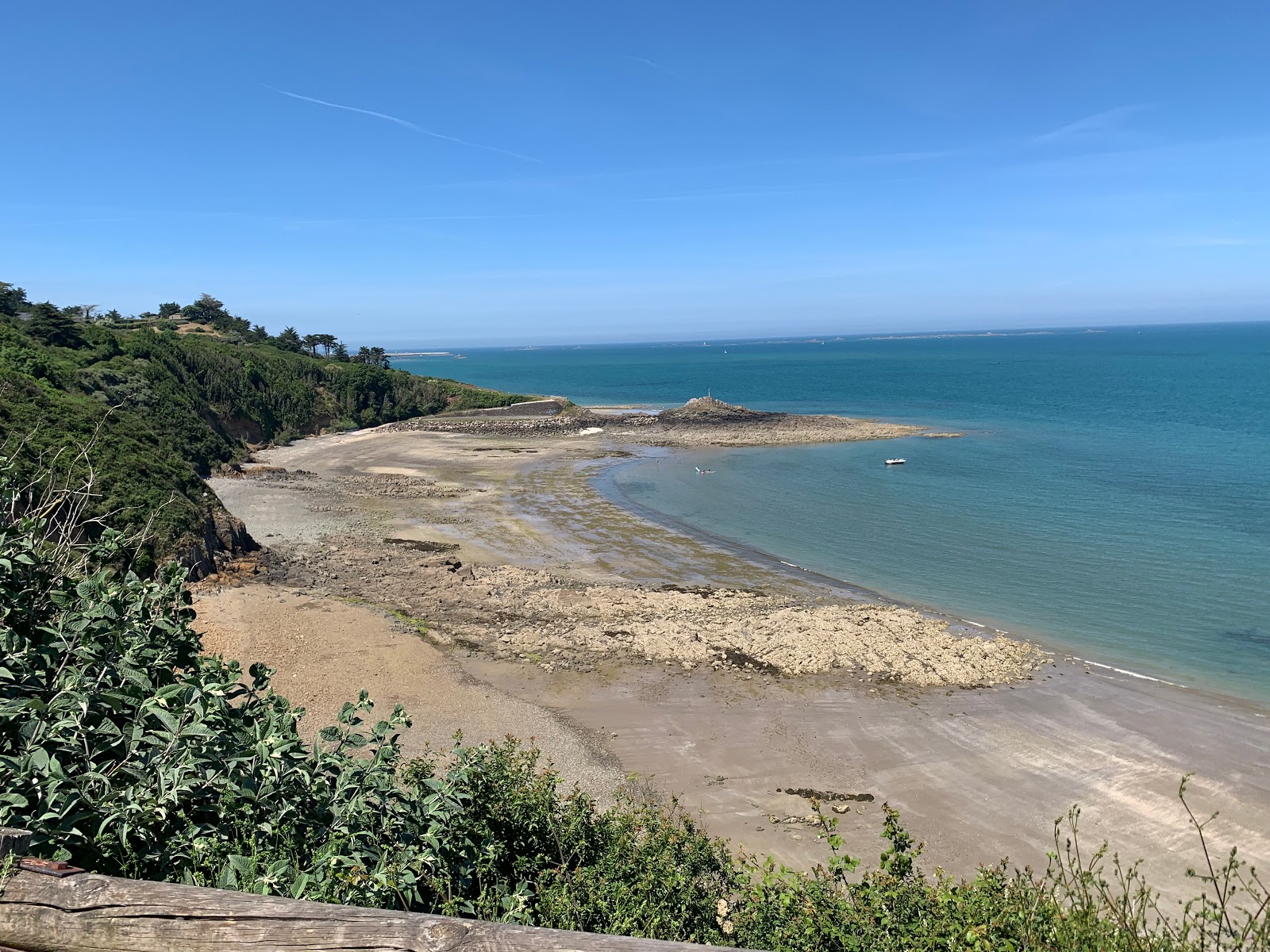 Photo de Corps de Garde Beach situé dans une zone naturelle