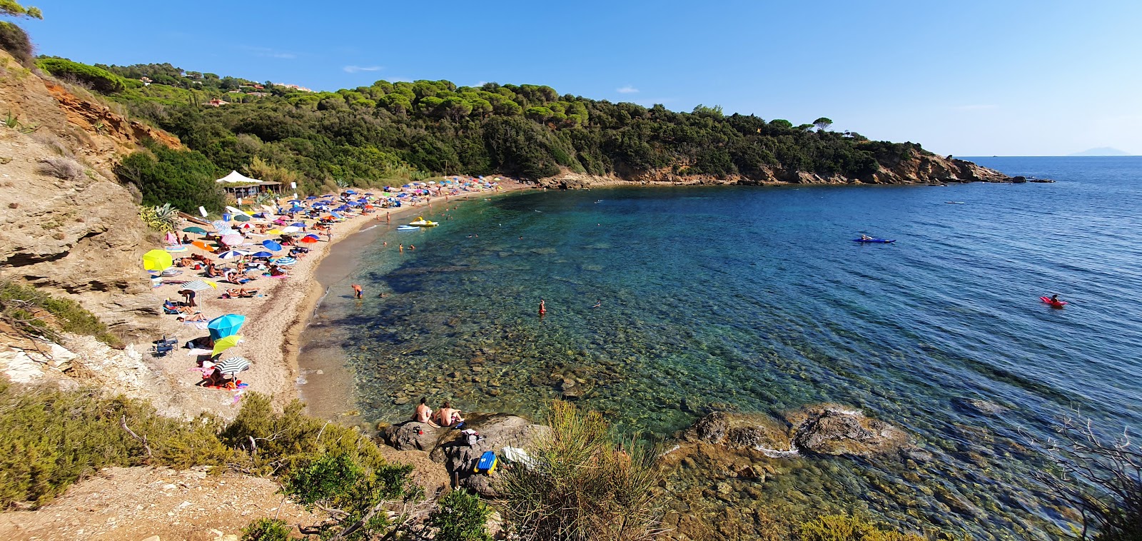 Foto de Spiaggia Di Barabarca con arena fina y guijarros superficie