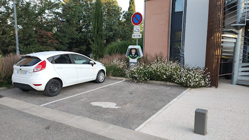 Borne de recharge de véhicules électriques Réseau eborn Station de recharge Néoules