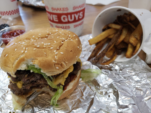 Shopping Mall «Bala Cynwyd Shopping Center», reviews and photos, 59 E City Ave, Bala Cynwyd, PA 19004, USA