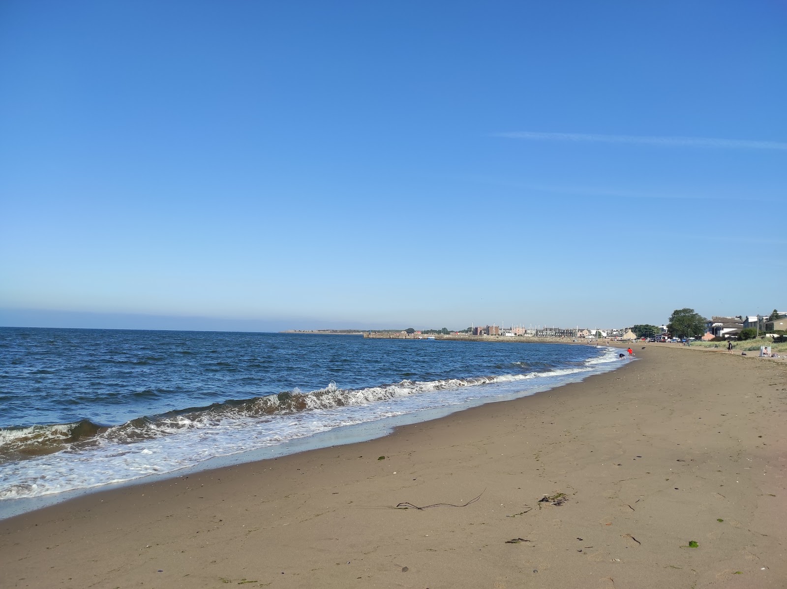 Photo of Musselburgh Beach with turquoise water surface