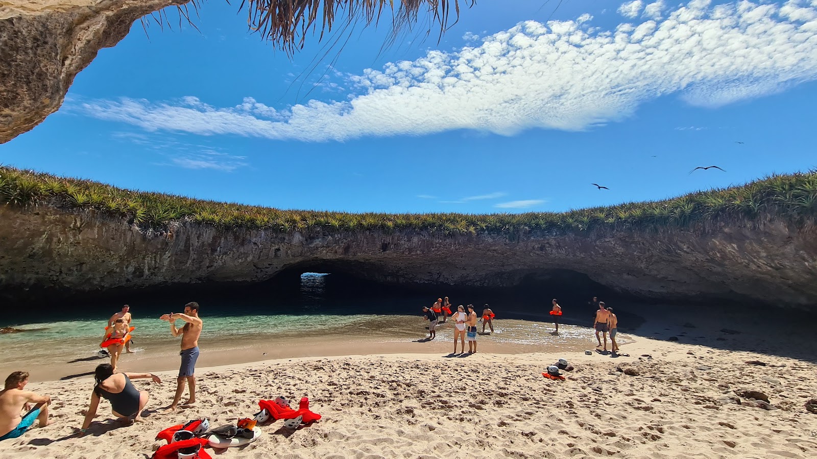 Foto av Playa del Amor (Hidden beach) med turkos rent vatten yta