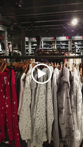 Clothing Store «Hollister Co.», reviews and photos, 3393 Peachtree Rd, Atlanta, GA 30326, USA