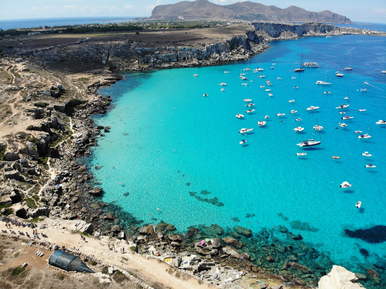 Fotografie cu Spiaggia Di Cala Rossa cu o suprafață de pietre