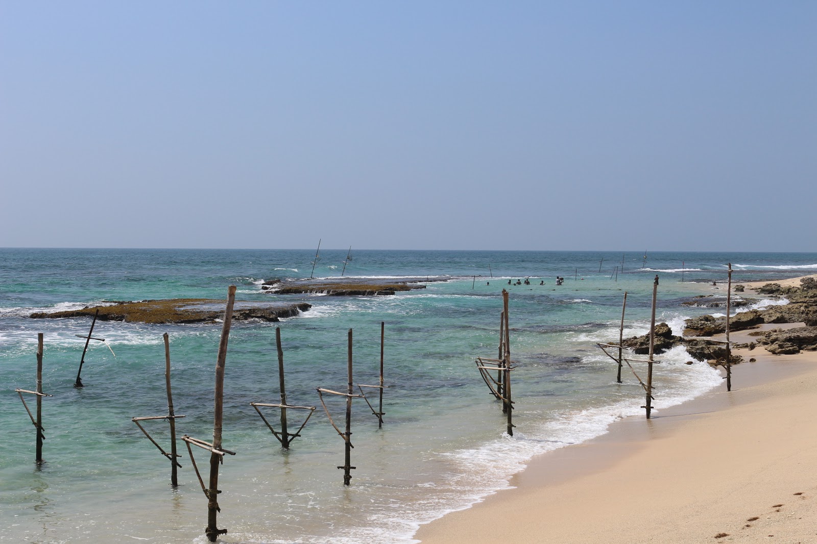 Φωτογραφία του Ahangama Beach με τυρκουάζ νερό επιφάνεια