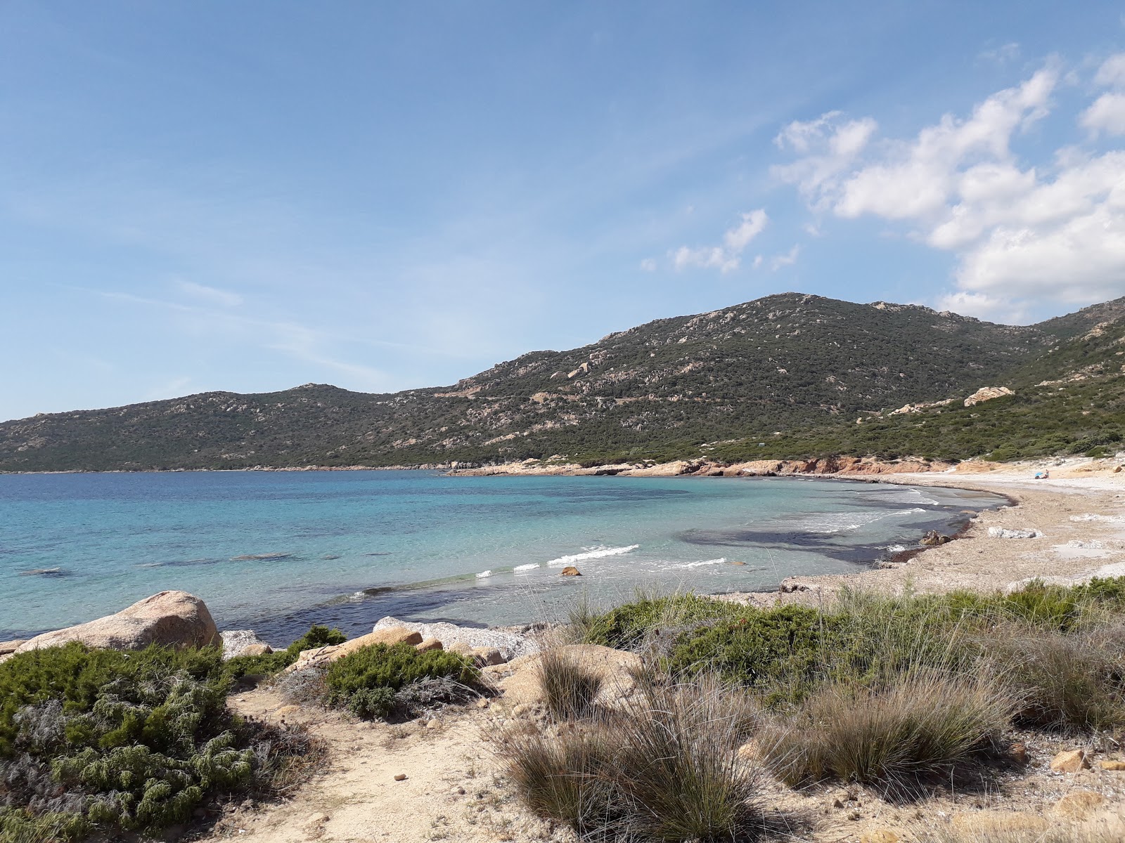Foto de Plage de Mucchiu Biancu con arena beige superficie