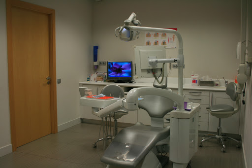 Clínica dental Emident - C. el Santo, 16, 11650 Villamartin, Cádiz