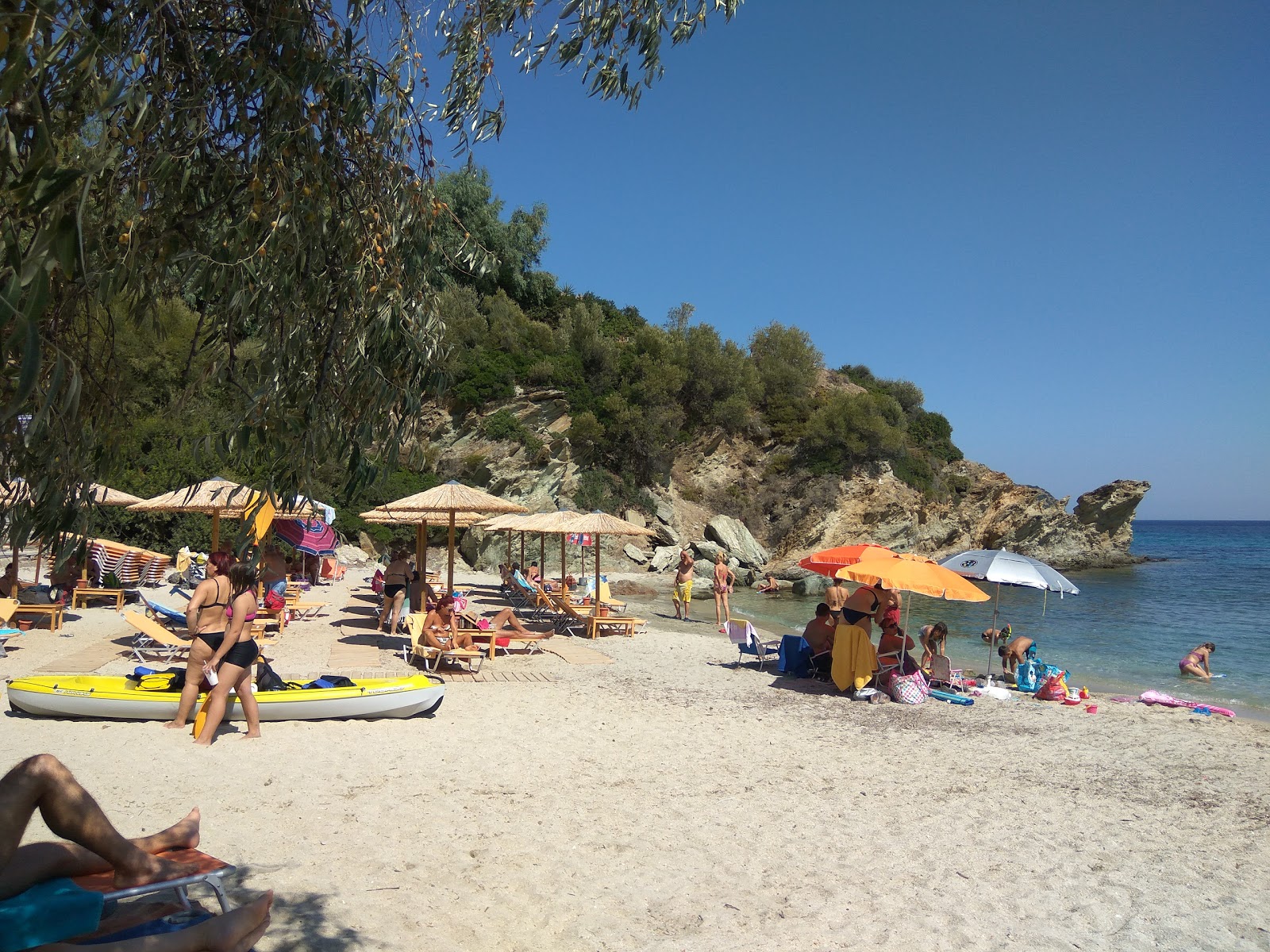 Foto di Klimaki beach e l'insediamento