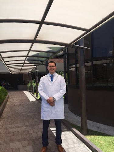 Opiniones de Dr. Santiago Catuta: CIRUJANO ONCÓLOGO EN QUITO. Cirugía Uterina. Cirugía Cabeza y Cuello. Cirugía de Piel.Cirugía Mamaria. en Quito - Cirujano plástico