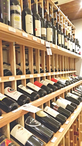 Liquor Store «Sharon Package Store», reviews and photos, 1 Gay St, Sharon, CT 06069, USA