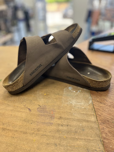 Footsteps shoe repair and Key cutting workshop - Shoe store