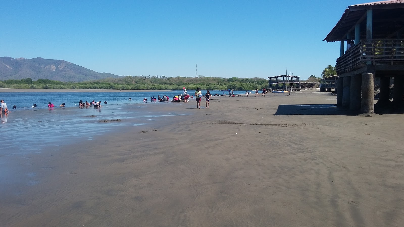 Fotografija Las Tunas beach in naselje