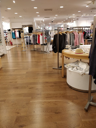 Clothing Store «Gap», reviews and photos, 200 State St, Boston, MA 02109, USA