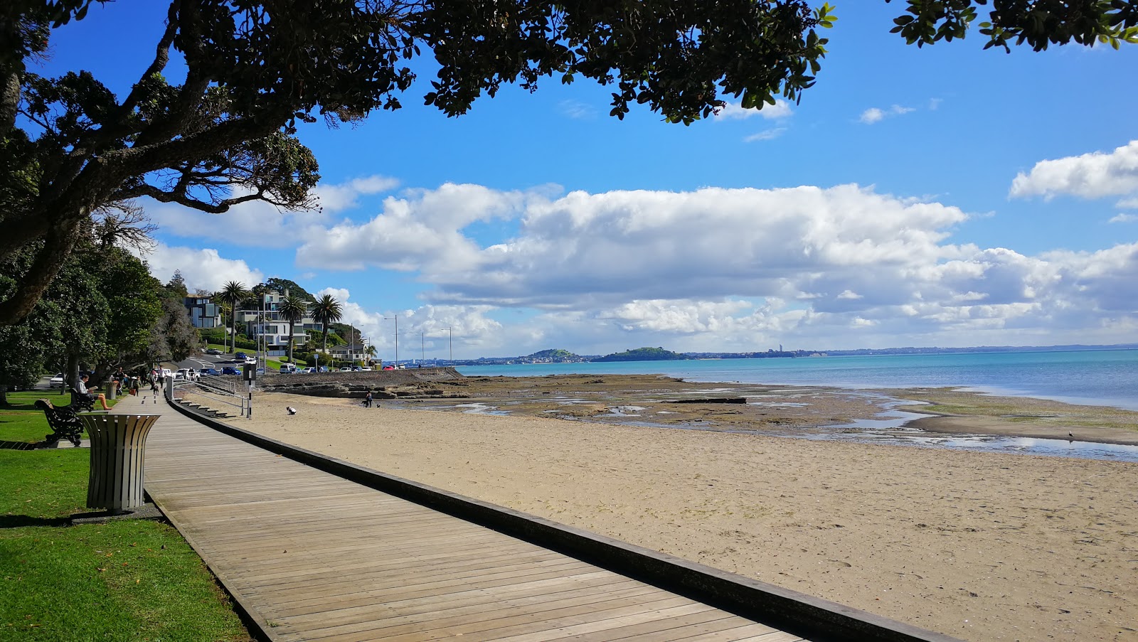 Foto de St Heliers Beach - lugar popular entre los conocedores del relax