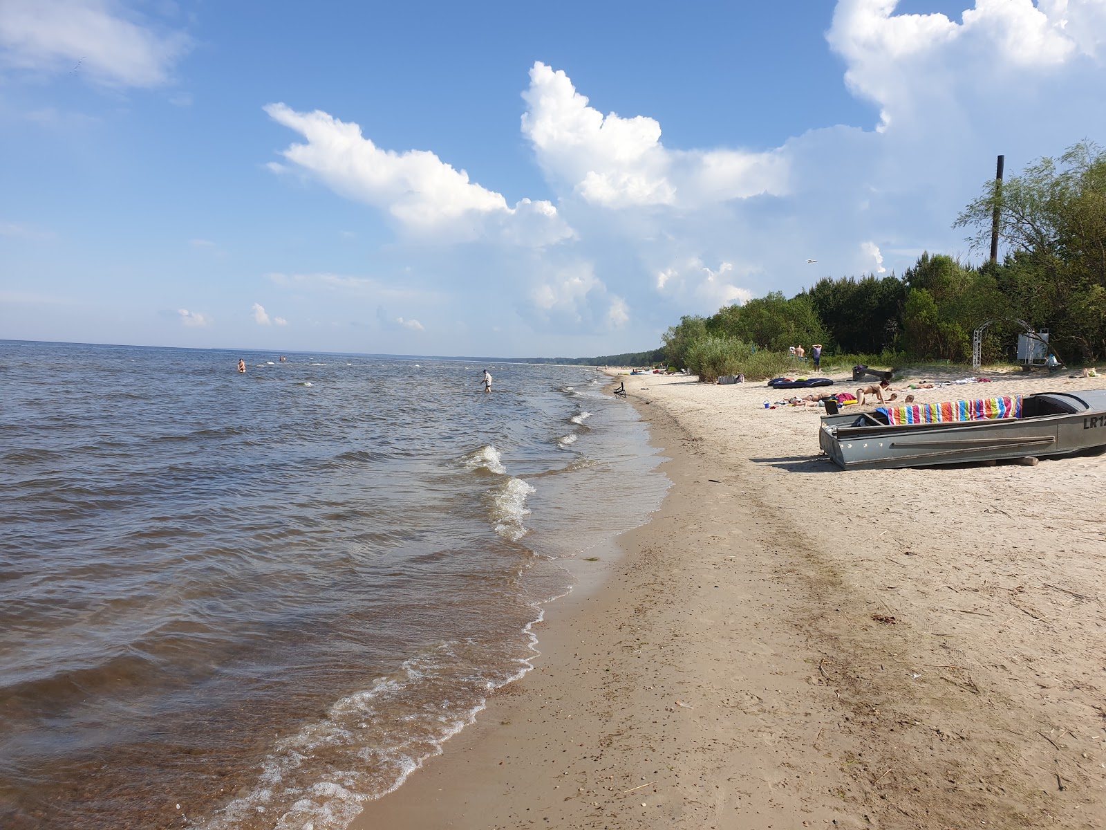 Foto di Plienciema kapa beach con una superficie del sabbia beige