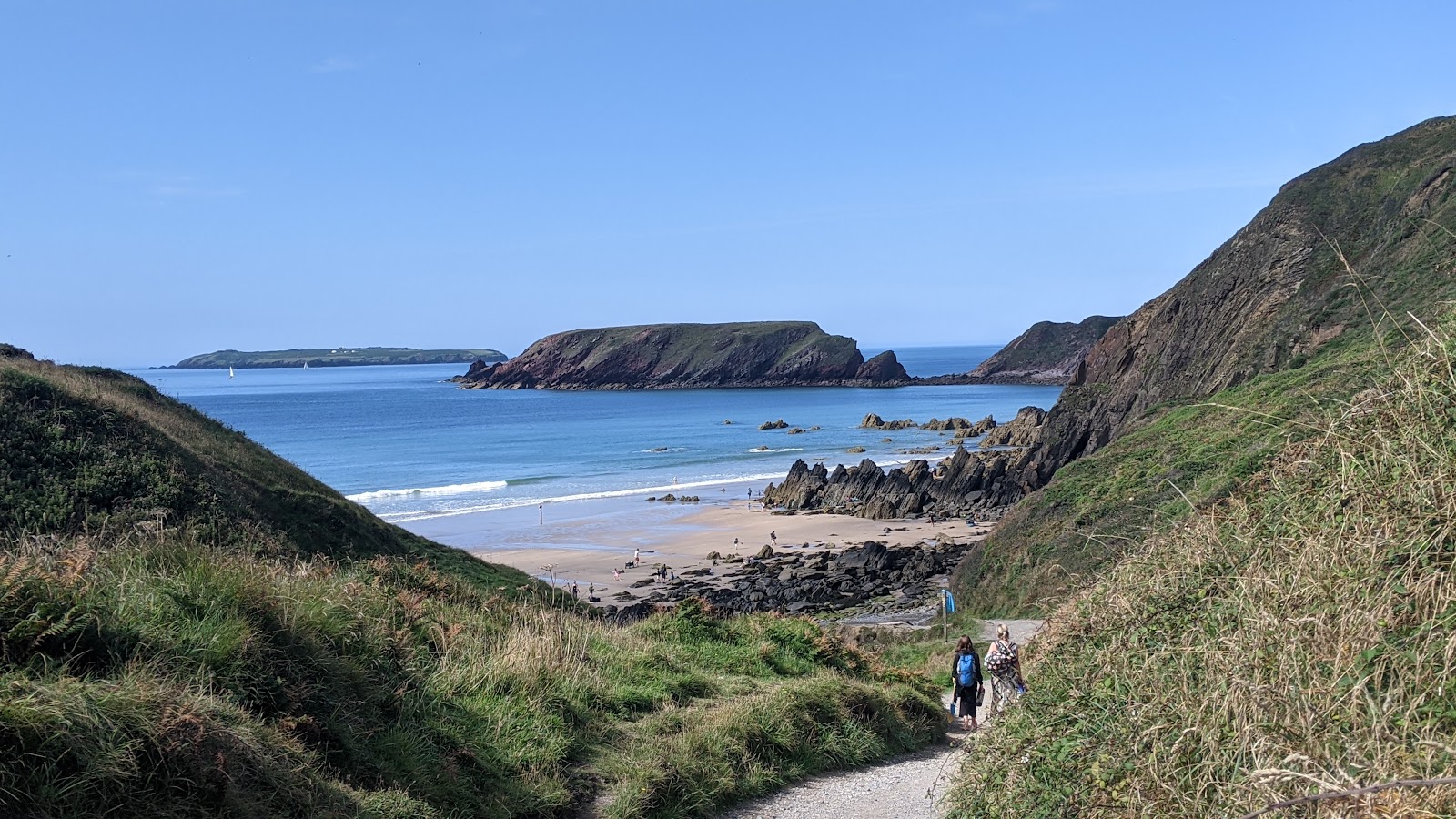 Foto von Marloes Sands umgeben von Bergen