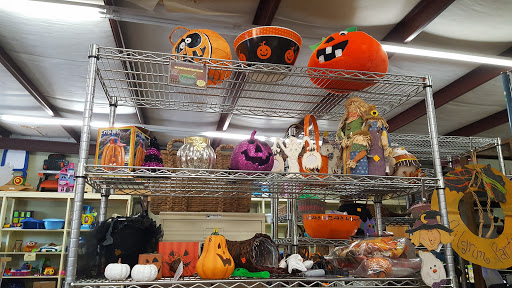 Used Clothing Store «T.E.A.M. Resale Shop», reviews and photos, 300 W Main St, Tomball, TX 77375, USA