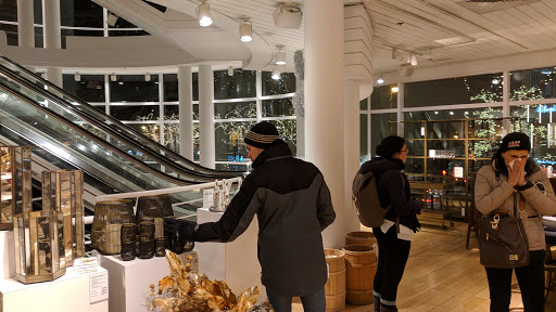 Furniture Store «Crate and Barrel», reviews and photos, 646 N Michigan Ave, Chicago, IL 60611, USA