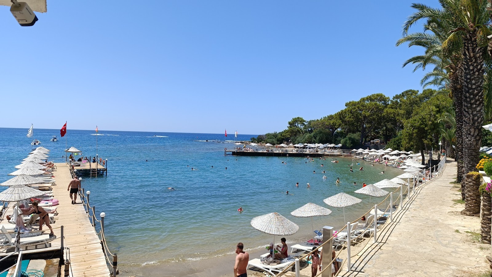 Foto von Utopia Resort & Residence Beach mit beiger sand Oberfläche