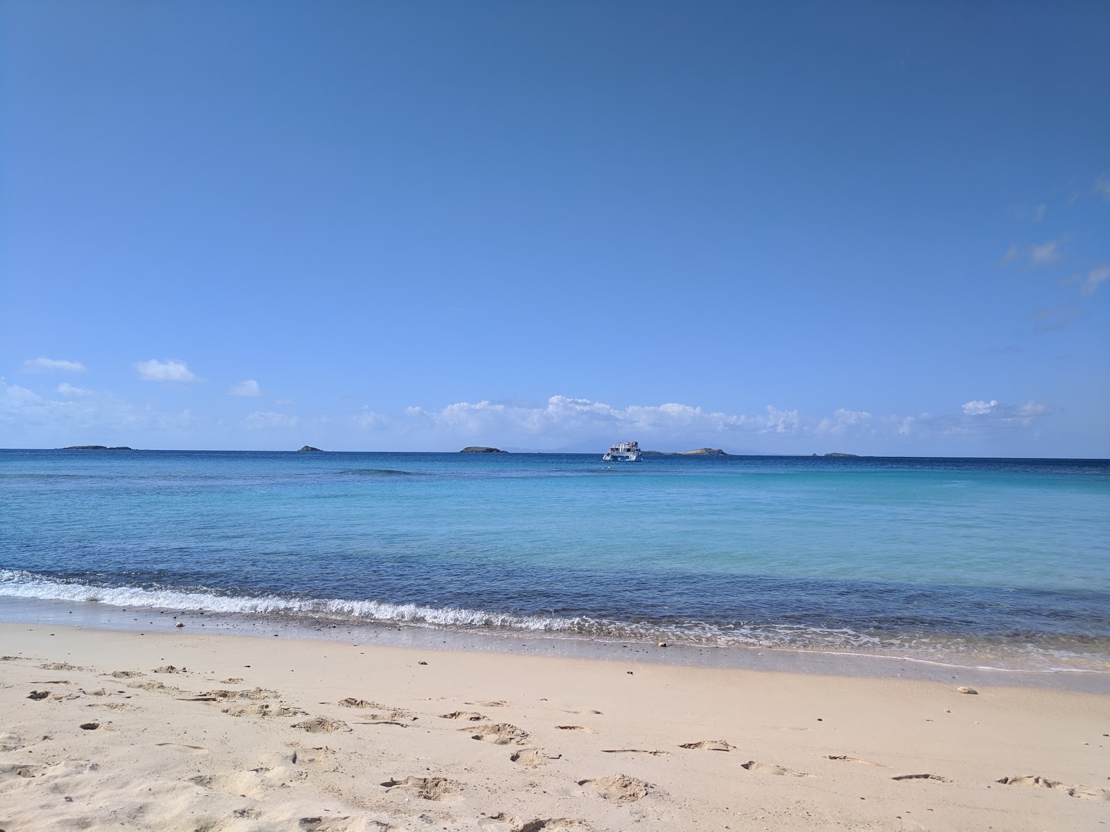 Zdjęcie Playa Carlos Rosario z powierzchnią turkusowa czysta woda