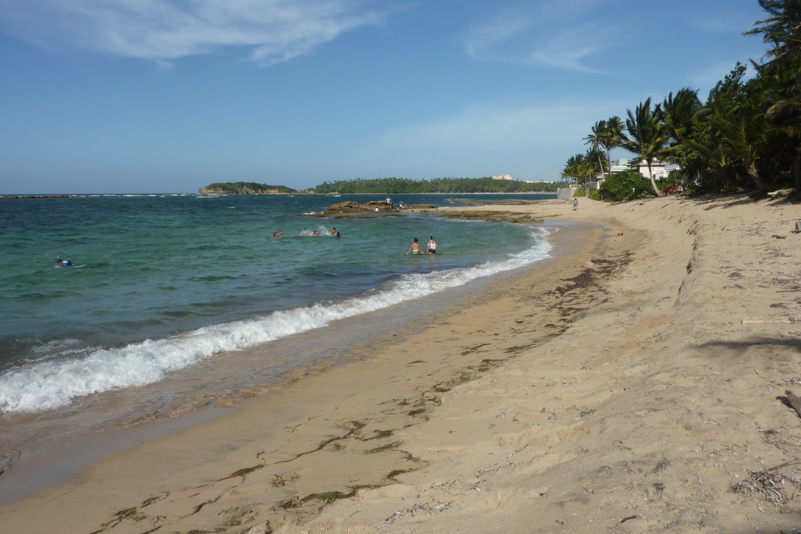 Foto di Playa Vega Alta con una superficie del sabbia beige