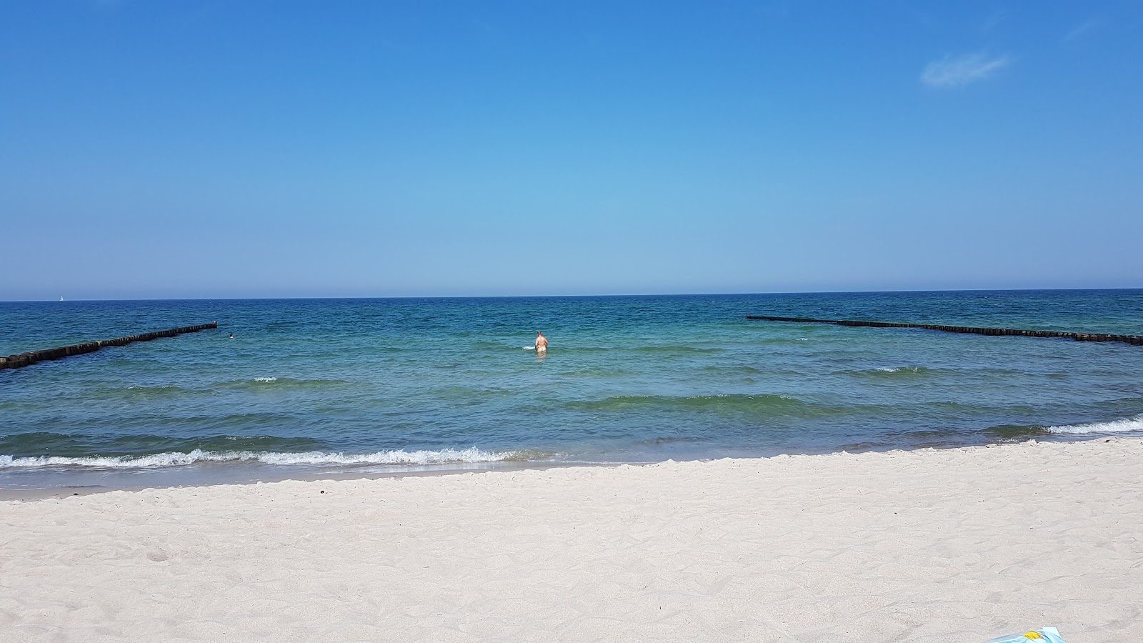 Photo de Ahrenshoop Strand avec rivage droit, long
