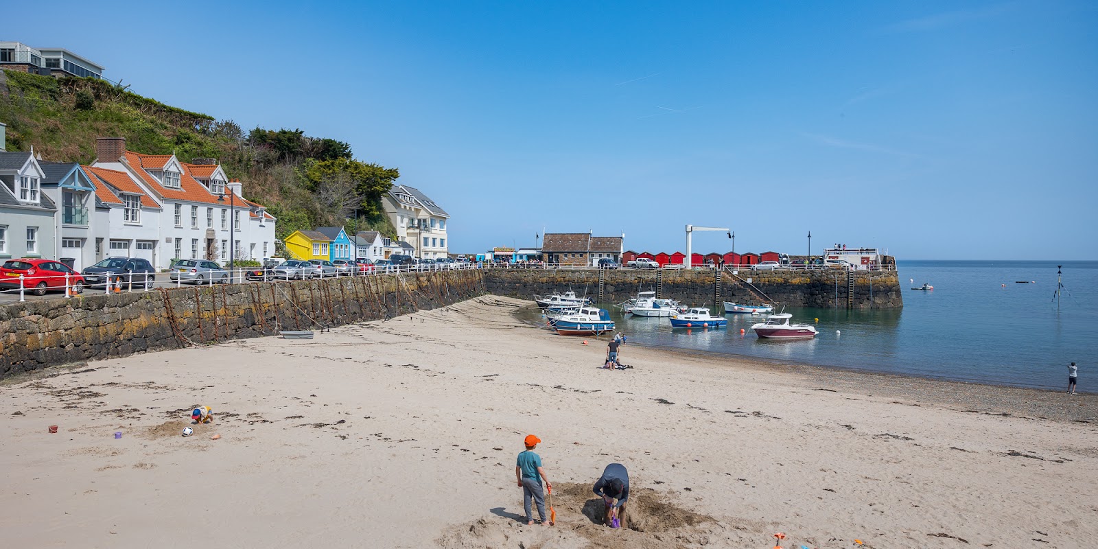 Photo de Rozel Harbour Beach avec l'eau cristalline de surface