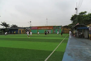 Sân bóng đá Vườn Cau image
