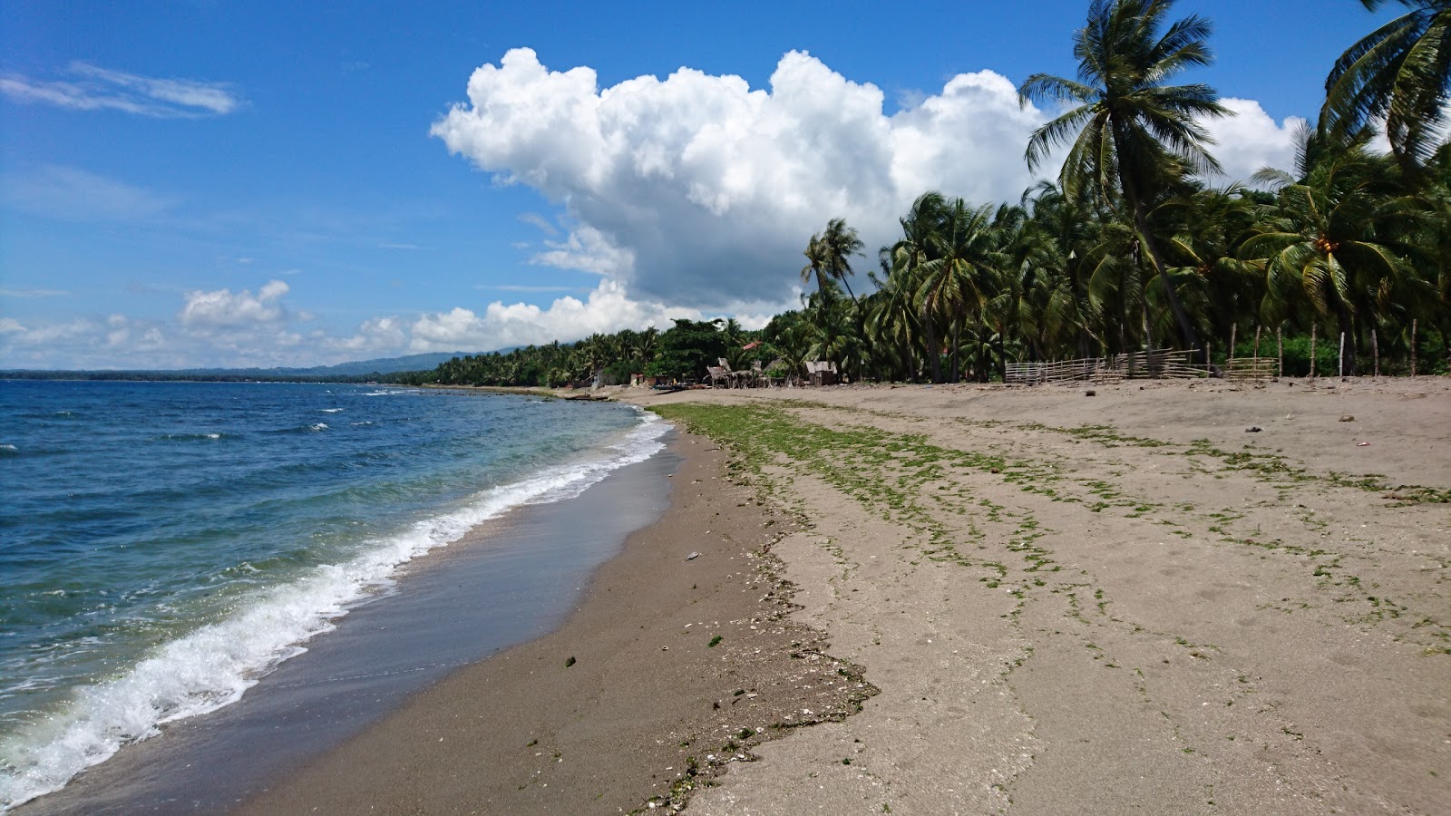 Foto di Panaon Beach con una superficie del sabbia grigia
