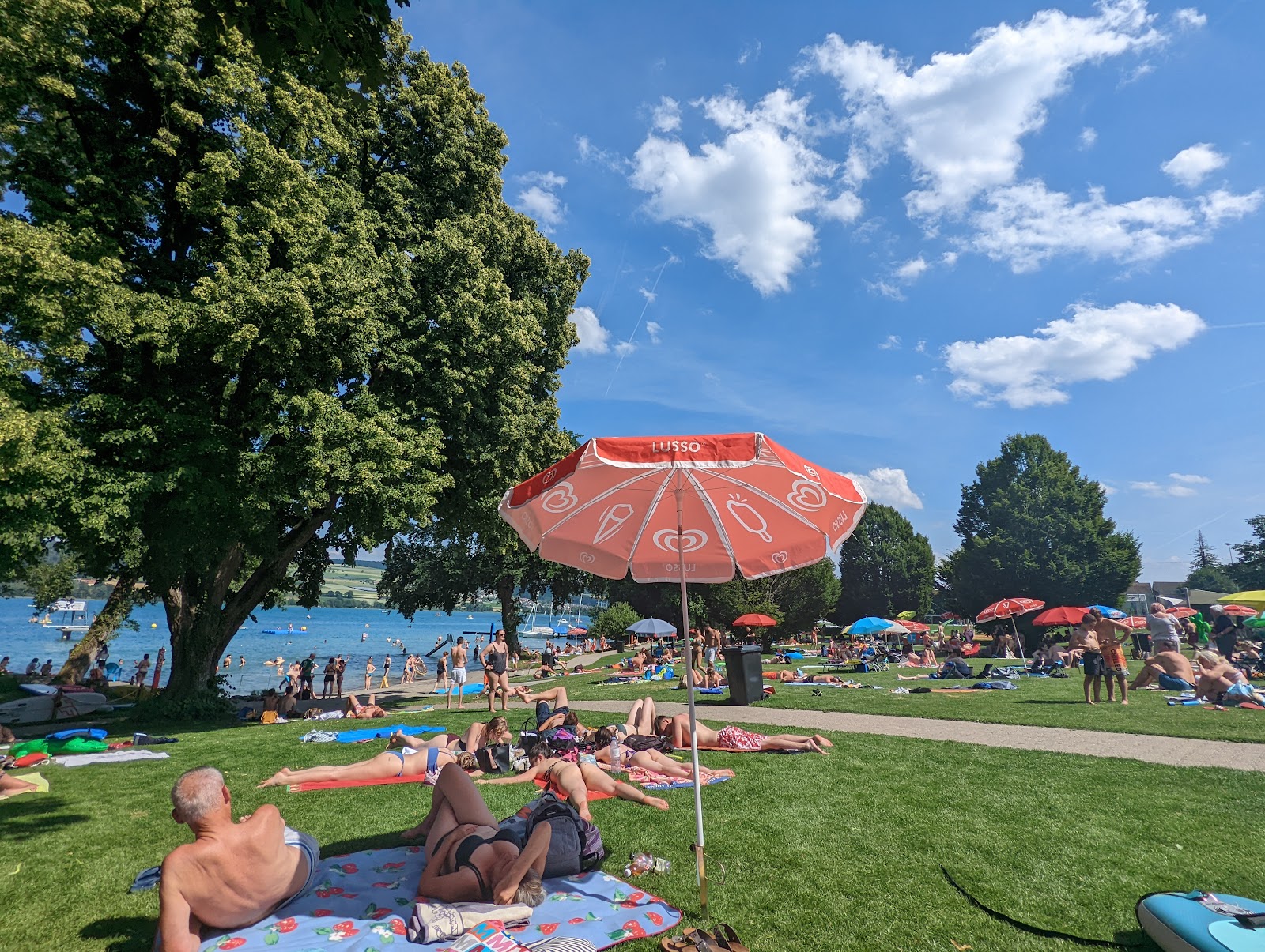 Foto van Strandbad Beinwil met turquoise puur water oppervlakte