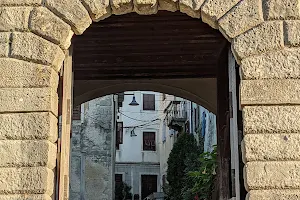 Mala Vrata (Small Door) image