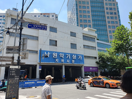여성 의상을 사는 상점 서울